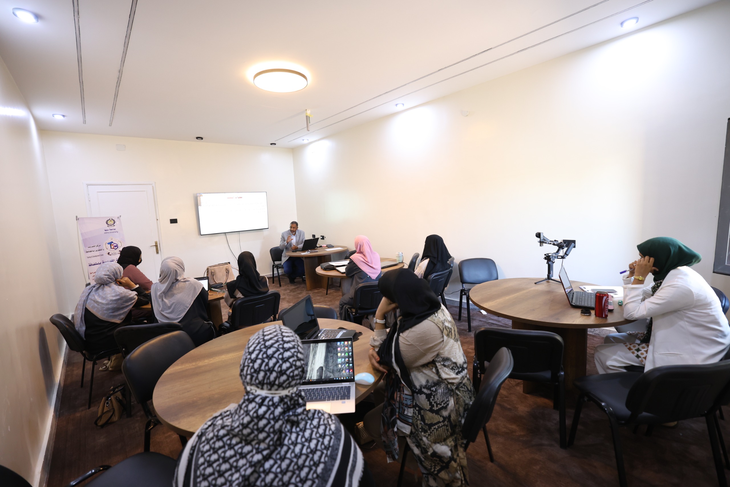 مركــز التدريــب والتطويــر يواصــل تنفيــذ برنامجــه التدريبــي لطــلاب الدراســات العليــا بالكليــات الطبيــة بالجامعــة.