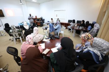 مركـز التدريـب والتطويـر بالجامعـة ينفـذ دورة تدريبيـة بعنـوان :أساسيـات ومبـادي الرعايـة التمريضيـة