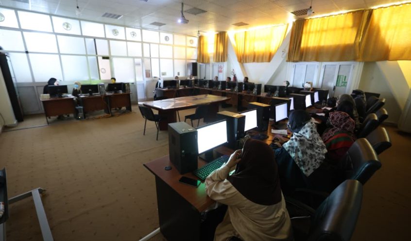 مركـز التدريـب والتطويـر بالجامعـة ينفـذ دورة تدريبيـة بعنـوان : مــهارات استـخدام الحاســوب والانتــرنت