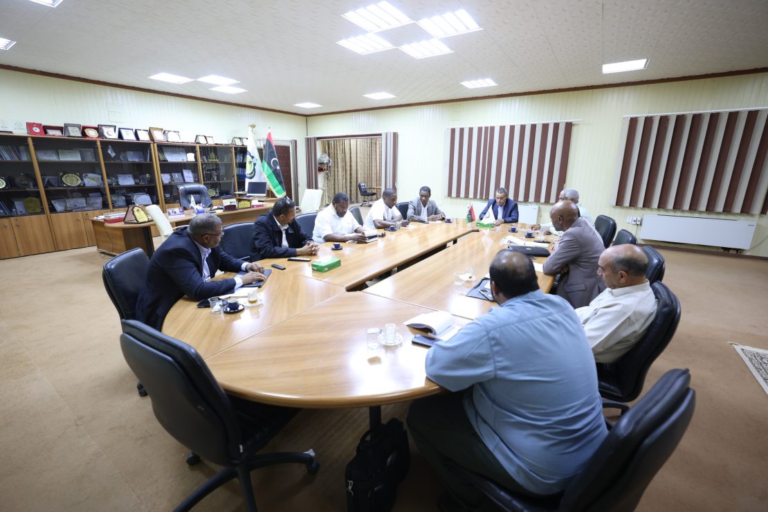 رئيــس الجامعــة يبحــث مــع مديــري المراكــز سبــل تطويــر الأداء وتذليـــل الصعوبــات.