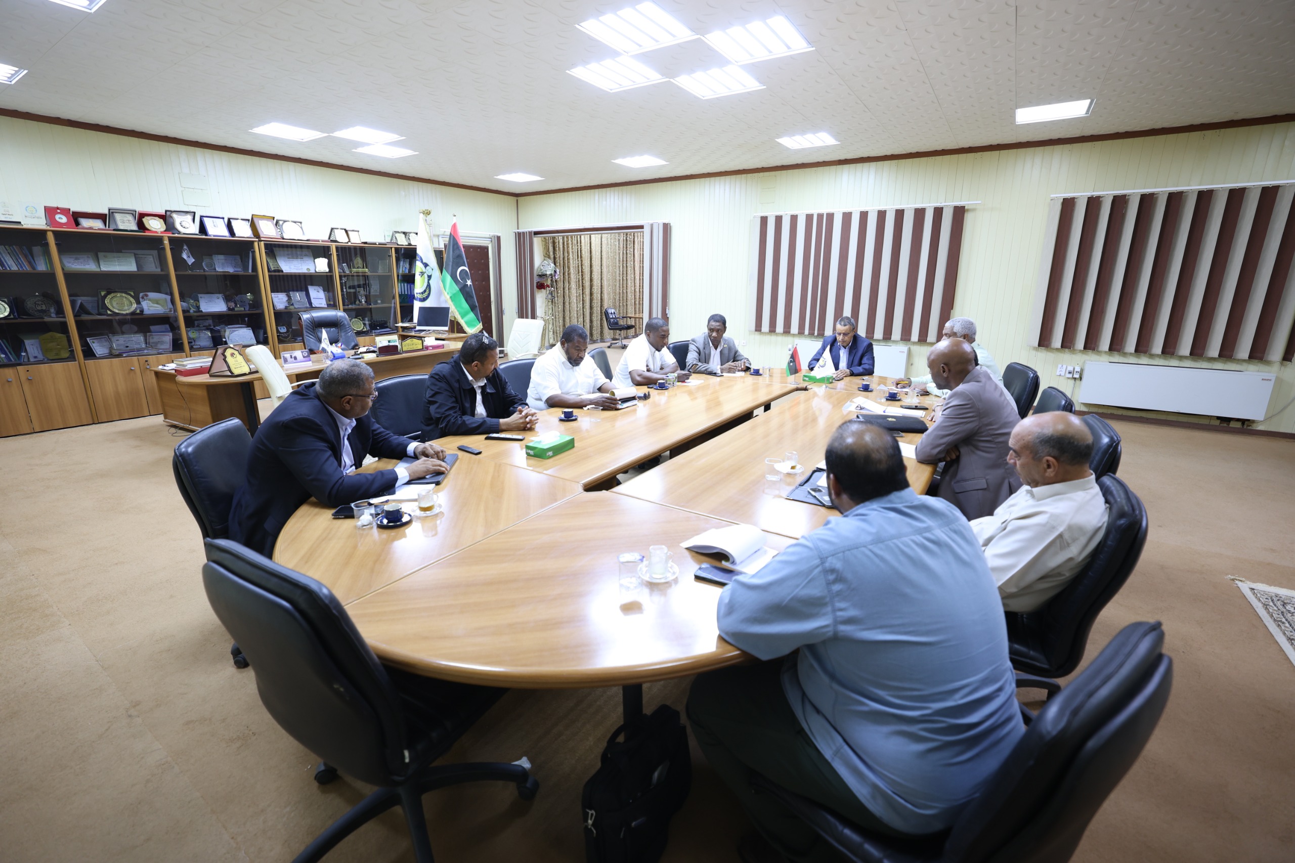 رئيــس الجامعــة يبحــث مــع مديــري المراكــز سبــل تطويــر الأداء وتذليـــل الصعوبــات.