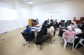 مركــز التدريــب والتطويــر بالجامعــة ينفــذ دورة تدريبيــة بعنــوان : اعــداد بحــوث العلــوم الانسانيــة 
