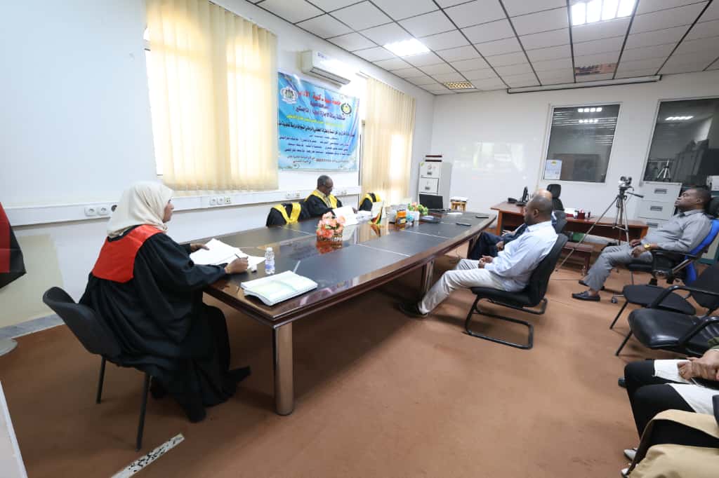 مناقشــة رسالـــة علميــة لنيــل درجــة الإجــازة العاليــة (الماجستيــر).