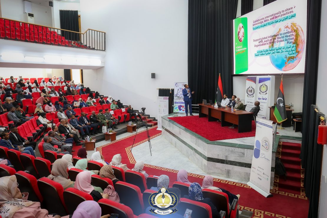 جامعــة سبــها تنظـم اليـوم العلمـي للتوعيـة بالمضــادات الحيويــة.