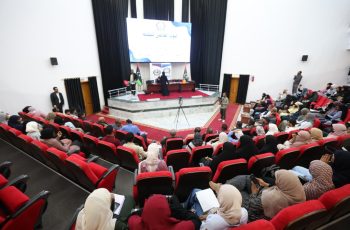 كليــة اللغـات تحتفـي باليـوم العالمـي للطـلاب وتكـرّم الأوائــل