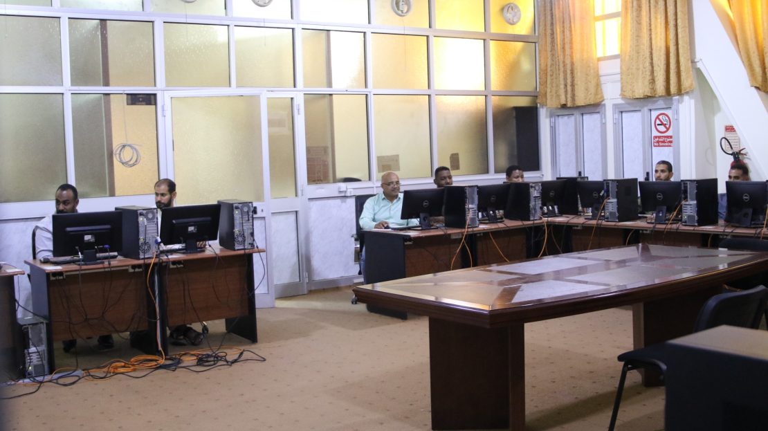 مركــز التدريـب والتطويــر بالجامعــة ينفــذ دورة تدريبيــة بعنــوان :مهــارات استخــدام الحاســوب والانتـرنــت