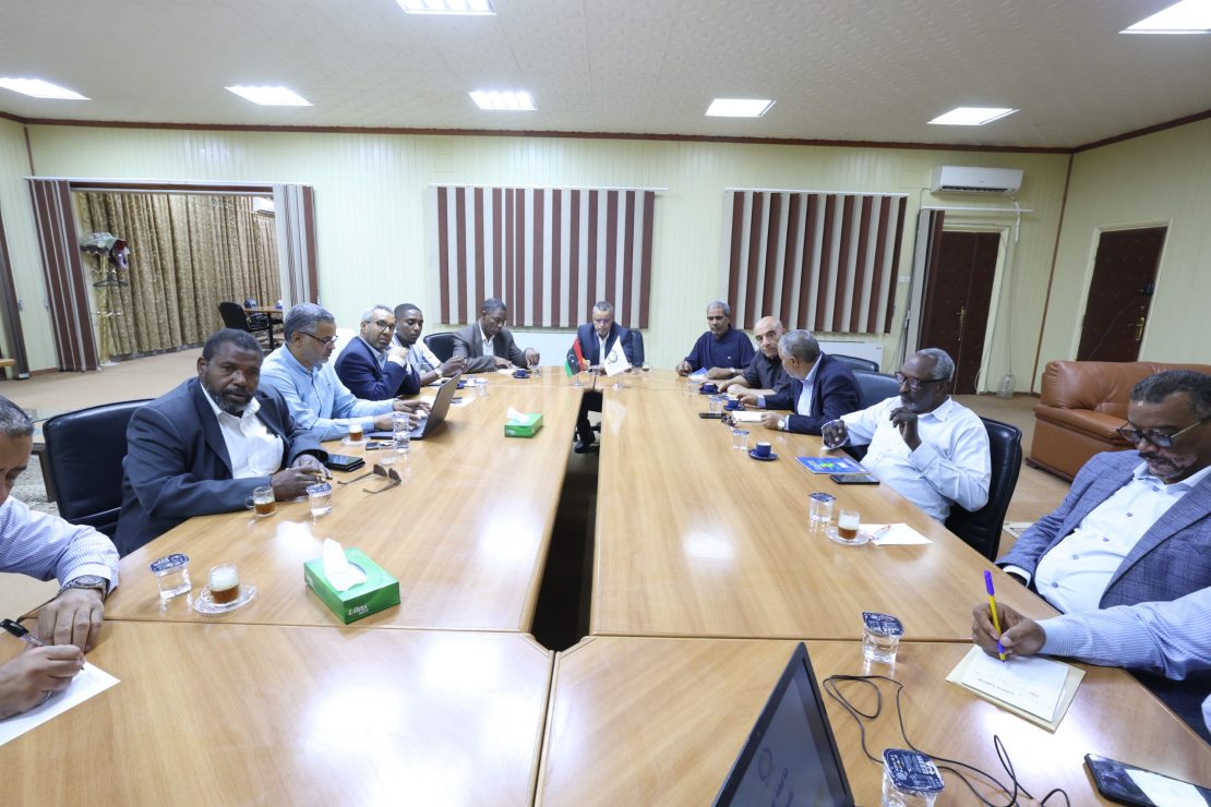 رئيــس الجامعــة يجتمــع مــع اللجنــة المكلفــة بالتصنيفــات الدوليــة للجامعــات.