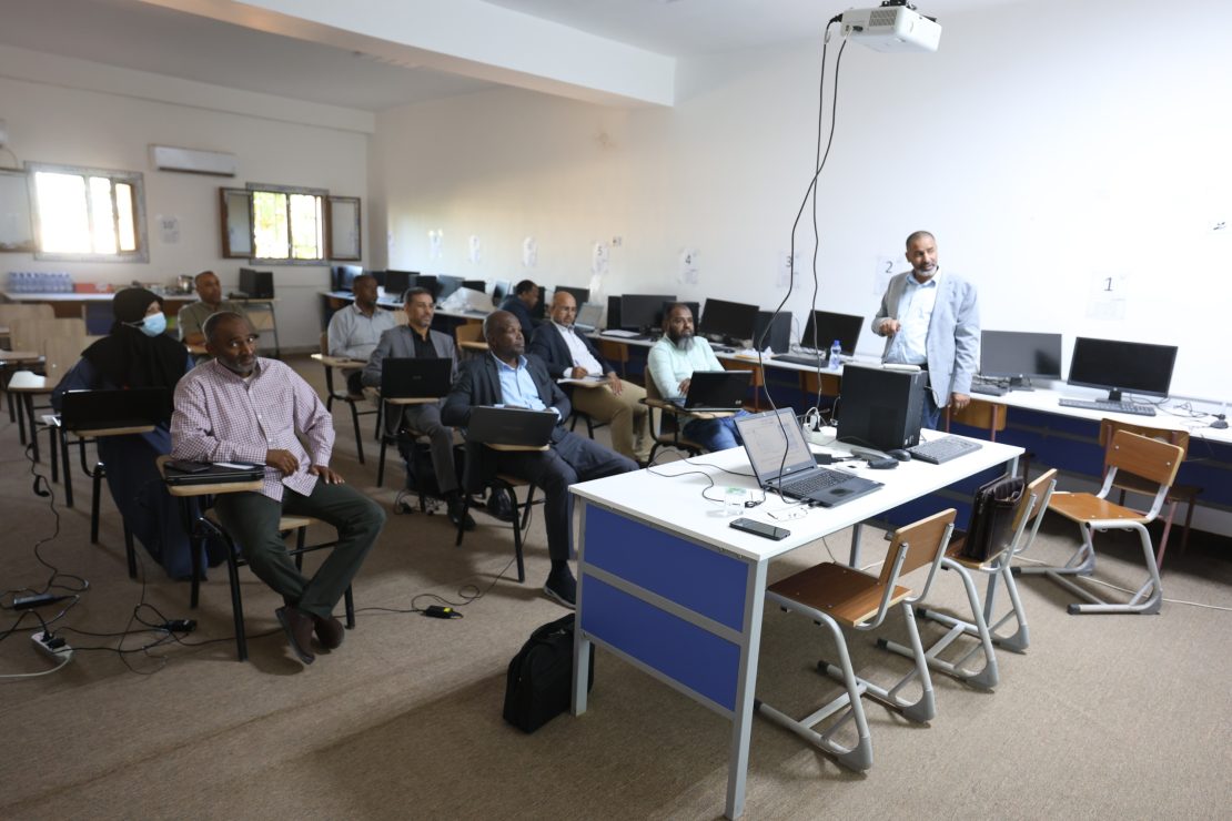 مركـز التدريـب والتطويـر ينفـذ ورشـة عمـل تدريبيـة بعنـوان (مقاييــس تأثيـر البحـوث والمجـلات العلميــة).