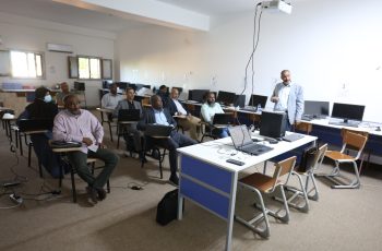 مركـز التدريـب والتطويـر ينفـذ ورشـة عمـل تدريبيـة بعنـوان (مقاييــس تأثيـر البحـوث والمجـلات العلميــة).