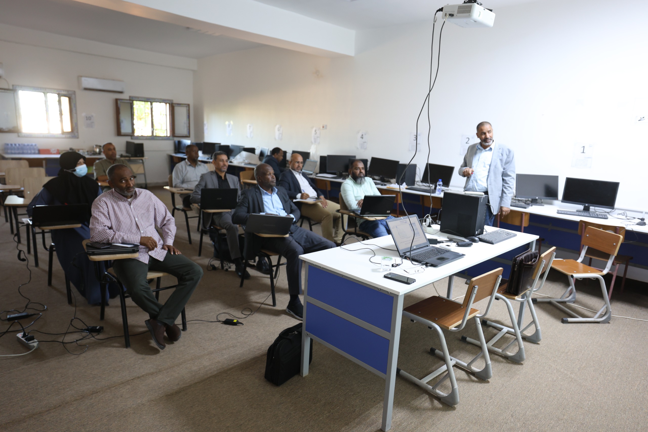 مركـز التدريـب والتطويـر ينفـذ ورشـة عمـل تدريبيـة بعنـوان (مقاييــس تأثيـر البحـوث والمجـلات العلميــة).