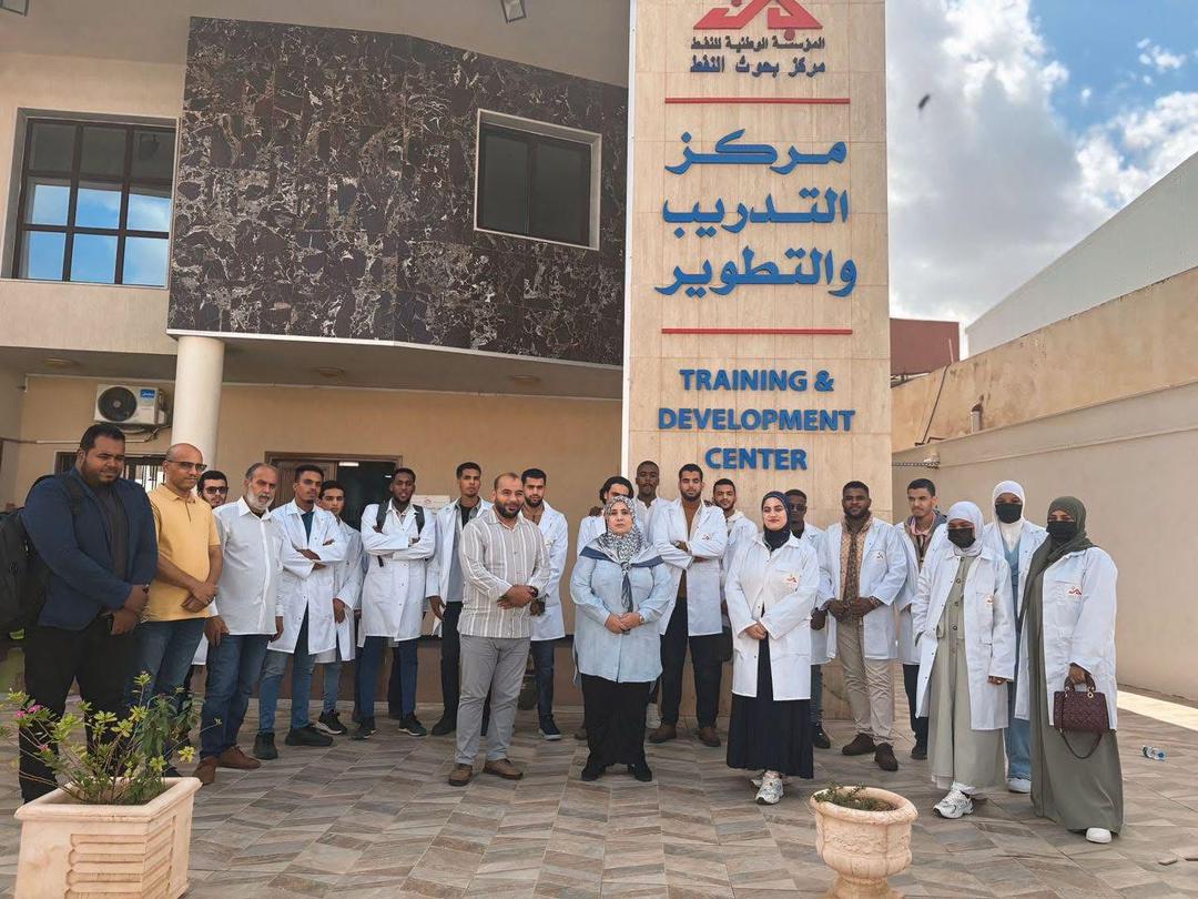 اختتــام الزيـارة الميدانيـة لطلبـة قسـم هندسـة النفـط والغـاز بكليـة الهندسـة - جامعـة سبـها إلـى مركـز بحـوث النفـط ومعهـد النفـط بمدينـة طرابلـس