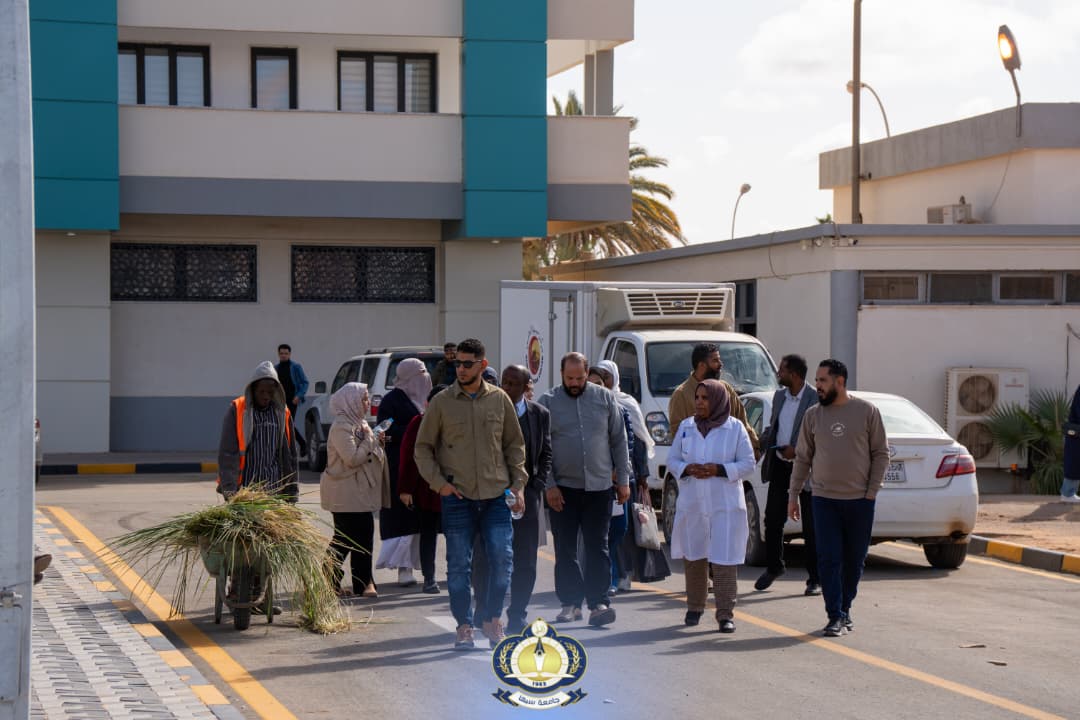 طــلاب قســم الهندسـة المعماريــة وتخطيـط المــدن يطلعــون علـى التصميــم المعمـاري والتخطيـطي لمركـز سبـها الطبـي.