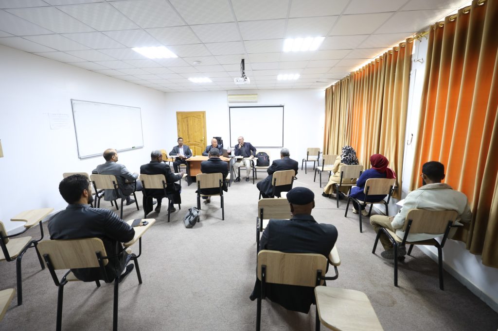 محاضــرة علميـة بعنــوان (دور اللغــة فــي تثقيــف الفــرد والمجتمــع وتطويرهمــا) .