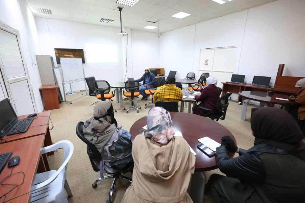 مركــز التدريـب والتطويـر ينـفــذ دورة تدريبيــة بعنــوان (التعريـف بالنظـام المتكامـل للمكتبـة الرقميـة (كوهــا).