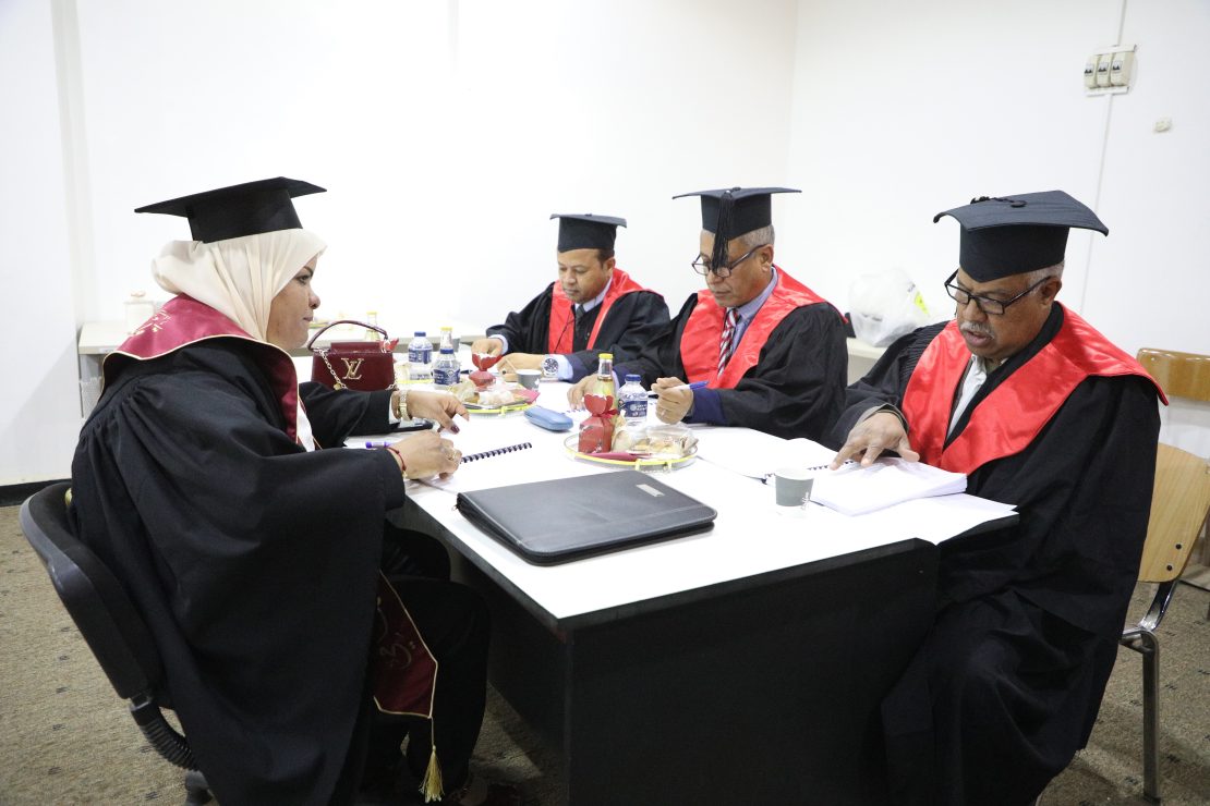 مناقشــة رسالـة ماجستيــر فـي قســم علــم النبــات بكليـة العلــوم.