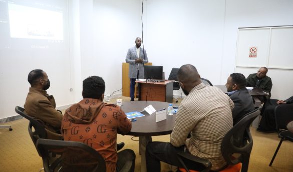 مركــز التدريـب والتطويـر ينفــذ دورة تدريبيـة حــول أثــر التدريـب وربطــه بالأداء