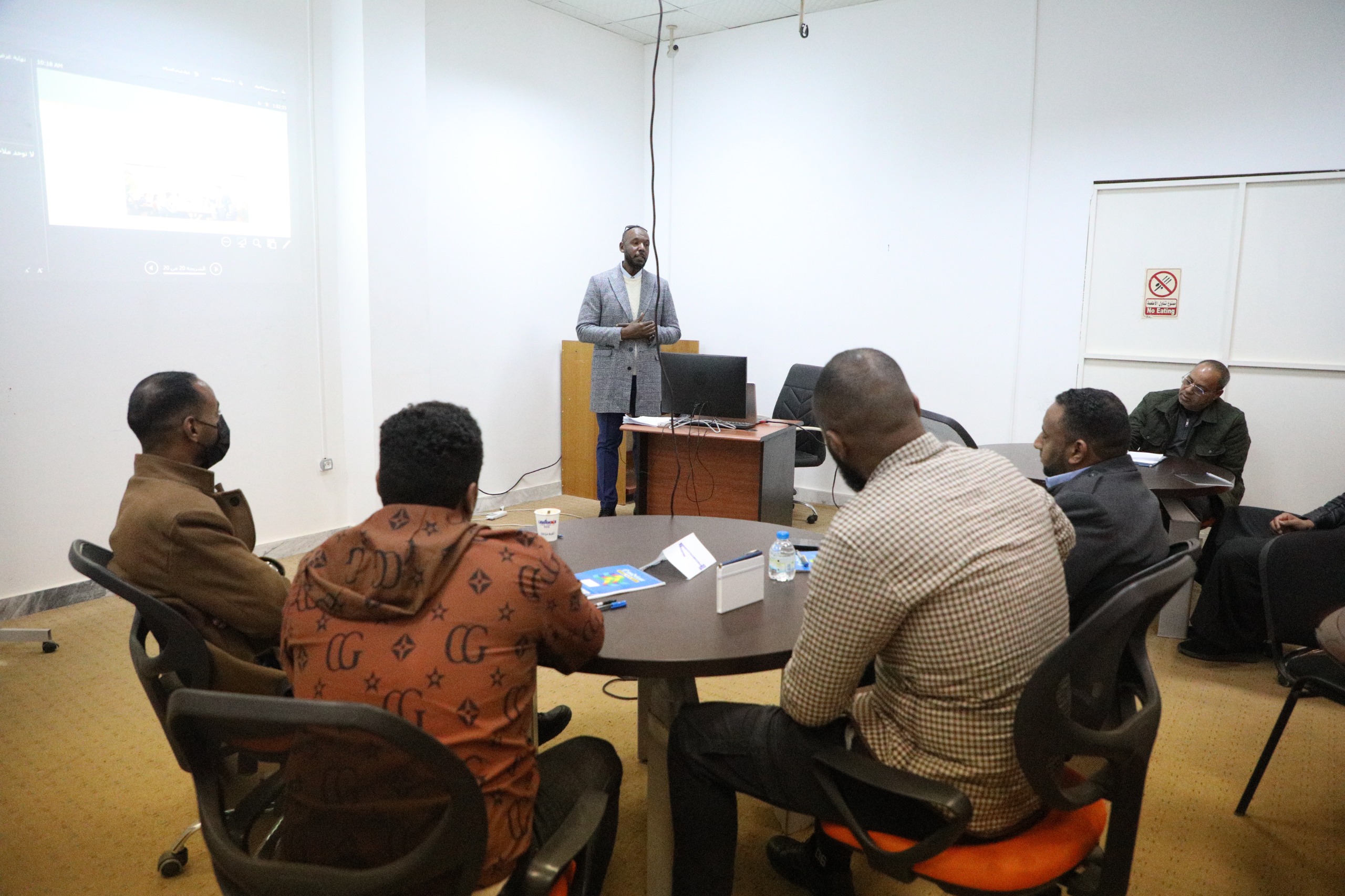 مركــز التدريـب والتطويـر ينفــذ دورة تدريبيـة حــول أثــر التدريـب وربطــه بالأداء