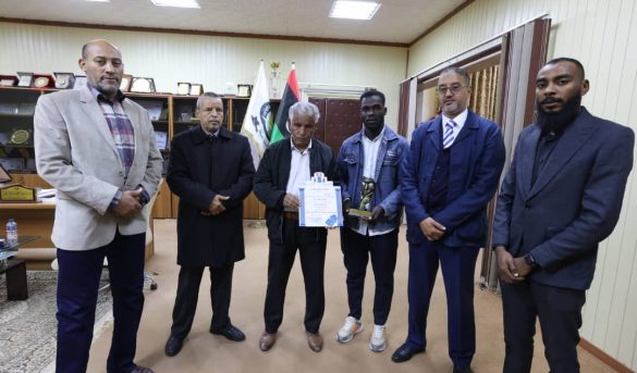 فرقــة المسـرح الجامعـي بجامعــة سبـها تنـال جائـزة أفضـل أداء تمثيلـي فـي ملتقـى دولـي بدولـة تونـس - جامعة سبها | Sebha University فرقــة المسـرح الجامعـي بجامعــة سبـها تنـال جائـزة أفضـل أداء تمثيلـي فـي ملتقـى دولـي بدولـة تونـس