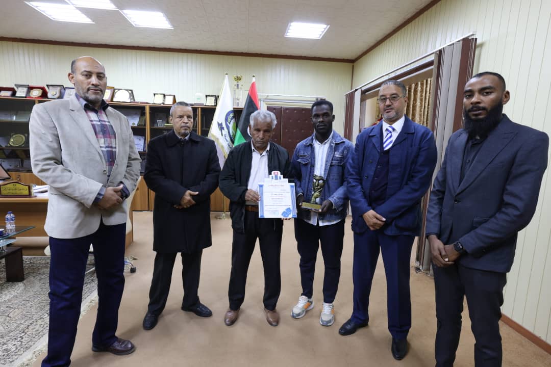 فرقــة المسـرح الجامعـي بجامعــة سبـها تنـال جائـزة أفضـل أداء تمثيلـي فـي ملتقـى دولـي بدولـة تونـس