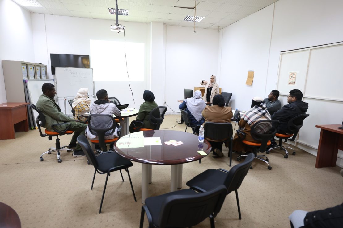 مركـز التدريـب والتطويـر بالجامعـة ينفـذ دورة تدريبيـة بعنـوان :المهــارات الاساسيـة فـي بيئـة العمـل