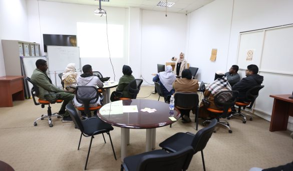 مركـز التدريـب والتطويـر بالجامعـة ينفـذ دورة تدريبيـة بعنـوان :المهــارات الاساسيـة فـي بيئـة العمـل