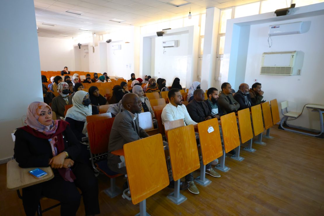 كلــية الصـيدلة تطلـق أول برامـج منصـة الصيـدلي التعليمـية للعــام (2026م).