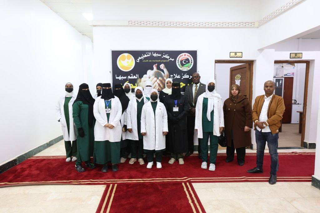 طلبــة قسـم القبـالة وحديثـي الولادة بكليـة التمريـض يـزورون مركـز سبــها التعليـمي للخصـوبـة والمسـاعدة علـى الإنجــاب .