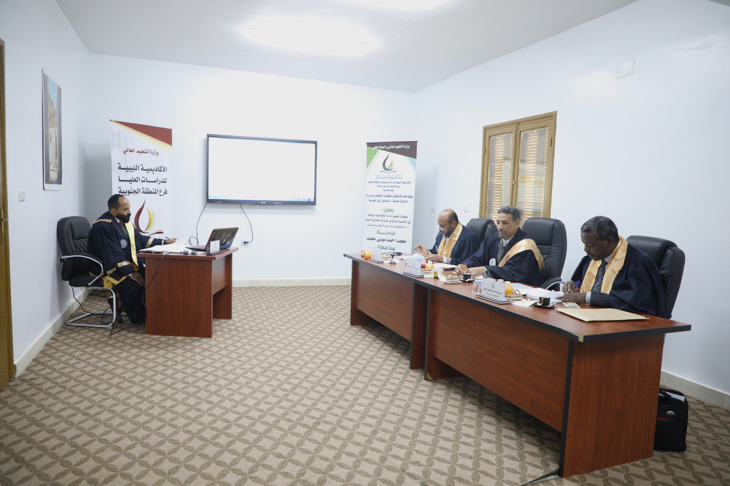 من العمـل الإداري إلـى البحـث العلمـي: موظـف بجامـعة سبــها ينــاقش رستالة ماجستـير فـي المحاسـبة.