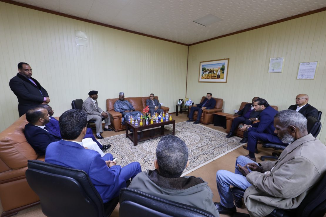 جامعـة سبـها تستقـبل سفـير دولـة النيـجر لتعزيـز الروابـط العلمـية وصـياغة سياسـات تعــاون مشــتركة