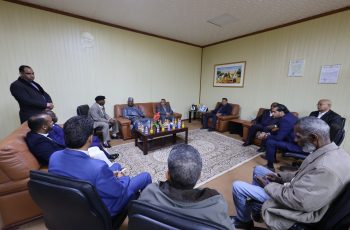 جامعـة سبـها تستقـبل سفـير دولـة النيـجر لتعزيـز الروابـط العلمـية وصـياغة سياسـات تعــاون مشــتركة