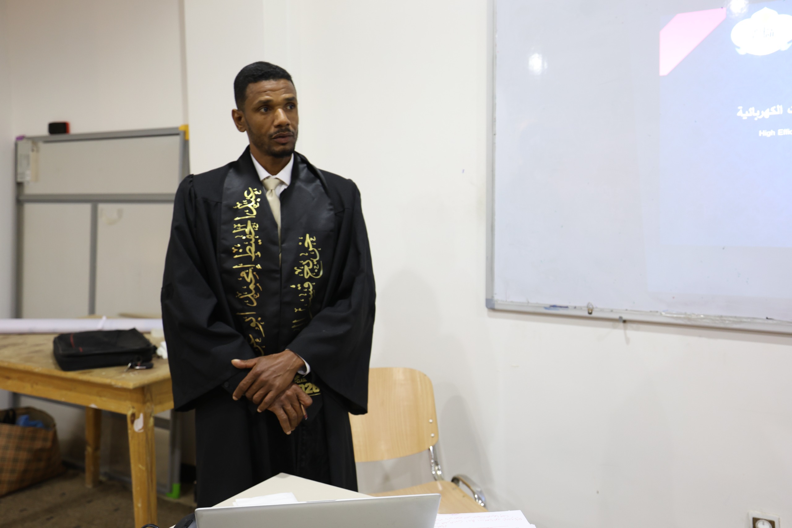 قسم الفيزياء بكلية العلوم – جامعة سبها يشهد مناقشة رسالة ماجستير حول الشحن اللاسلكي عالي الكفاءة للسيارات الكهربائية