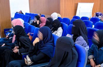  قسـم المختـبرات الطبـية بكلـية التقنـية الطبـية ينـظم محاضـرة علمـية بعنـوان (عرض النتائج الأولية عن التلوث الميكروبي.....).