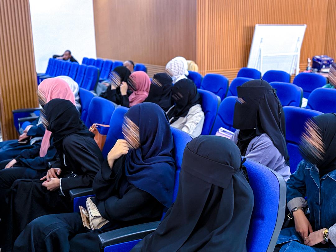  قسـم المختـبرات الطبـية بكلـية التقنـية الطبـية ينـظم محاضـرة علمـية بعنـوان (عرض النتائج الأولية عن التلوث الميكروبي.....).