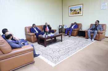 فحـص الحسـابات المالـية للجامـعة ومراجعتـها عن العــام المـاضي (2025م).