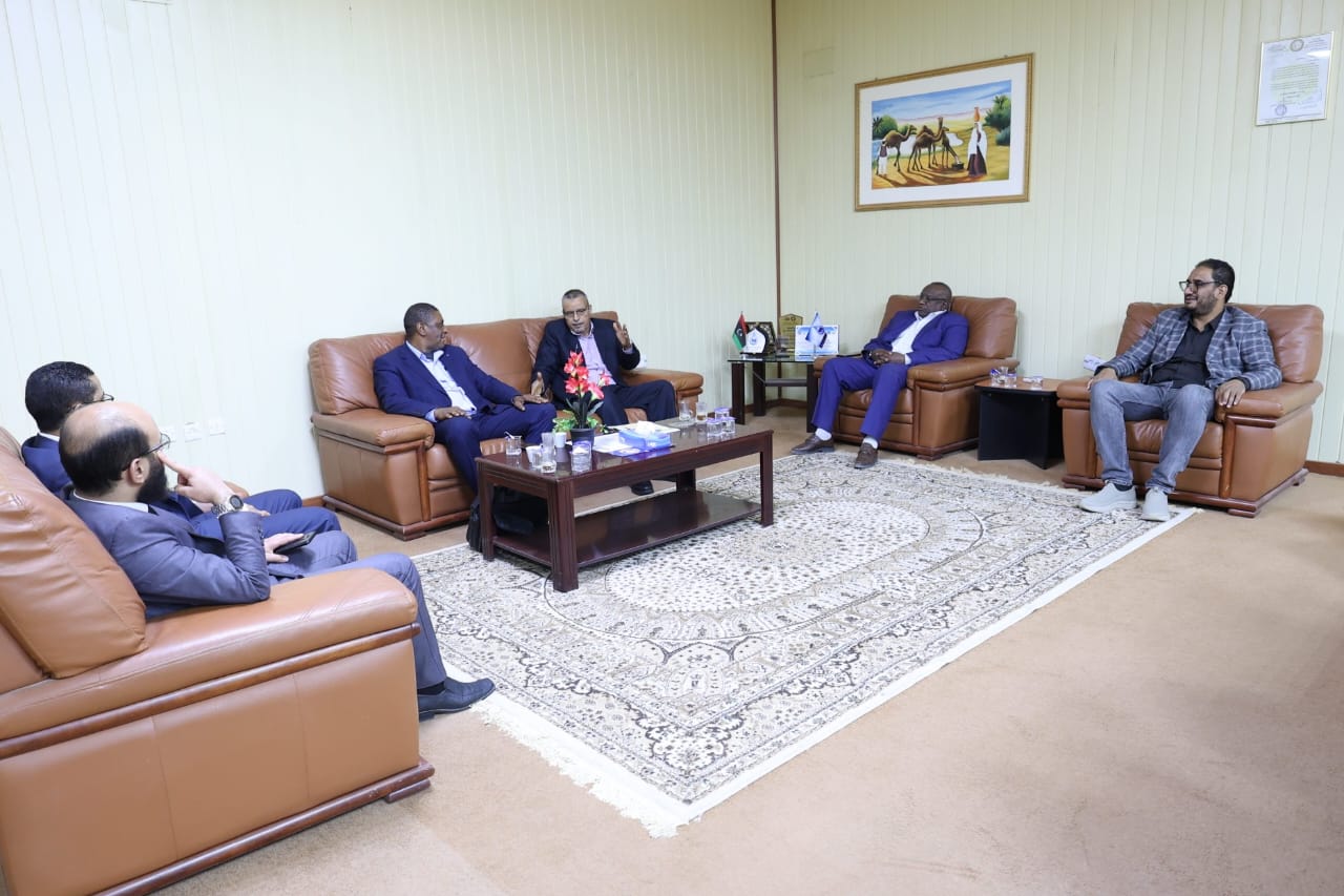 فحـص الحسـابات المالـية للجامـعة ومراجعتـها عن العــام المـاضي (2025م).