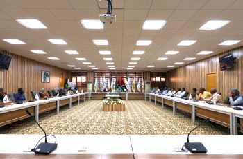 مكـتب التخطـيط والمتــابعة بالجامـعة يعـقد اجتــماعا موســعًا.