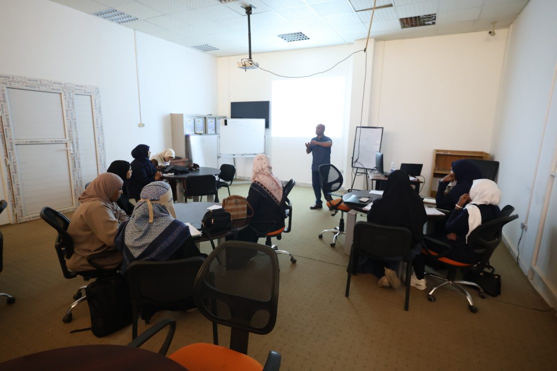 تعزيز مهارات البحث العلمي لطلاب الدراسات العليا بكلية القانون في ورشة تدريبية