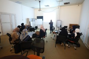 تعزيز مهارات البحث العلمي لطلاب الدراسات العليا بكلية القانون في ورشة تدريبية