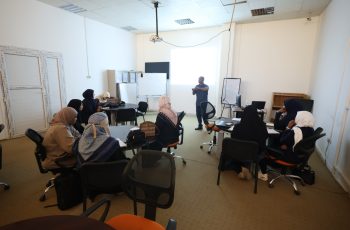 تعزيز مهارات البحث العلمي لطلاب الدراسات العليا بكلية القانون في ورشة تدريبية