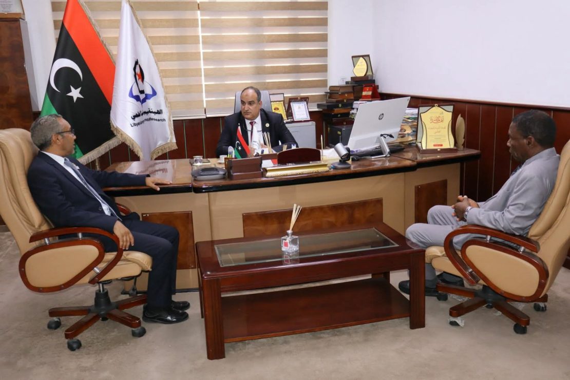  المـدير العــام للهيـئة الليبـية للبـحث العلـمي يسـتقبل وكـيل الشـؤون العلمـية بالجـامعة.