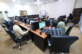 تنفيذ دورة "مهارات استخدام الحاسوب والإنترنت" لموظفين الجامعة