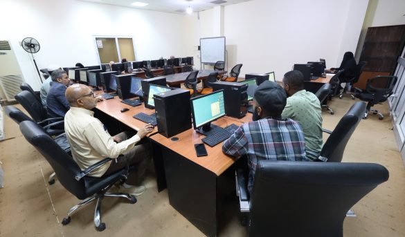 تنفيذ دورة "مهارات استخدام الحاسوب والإنترنت" لموظفين الجامعة