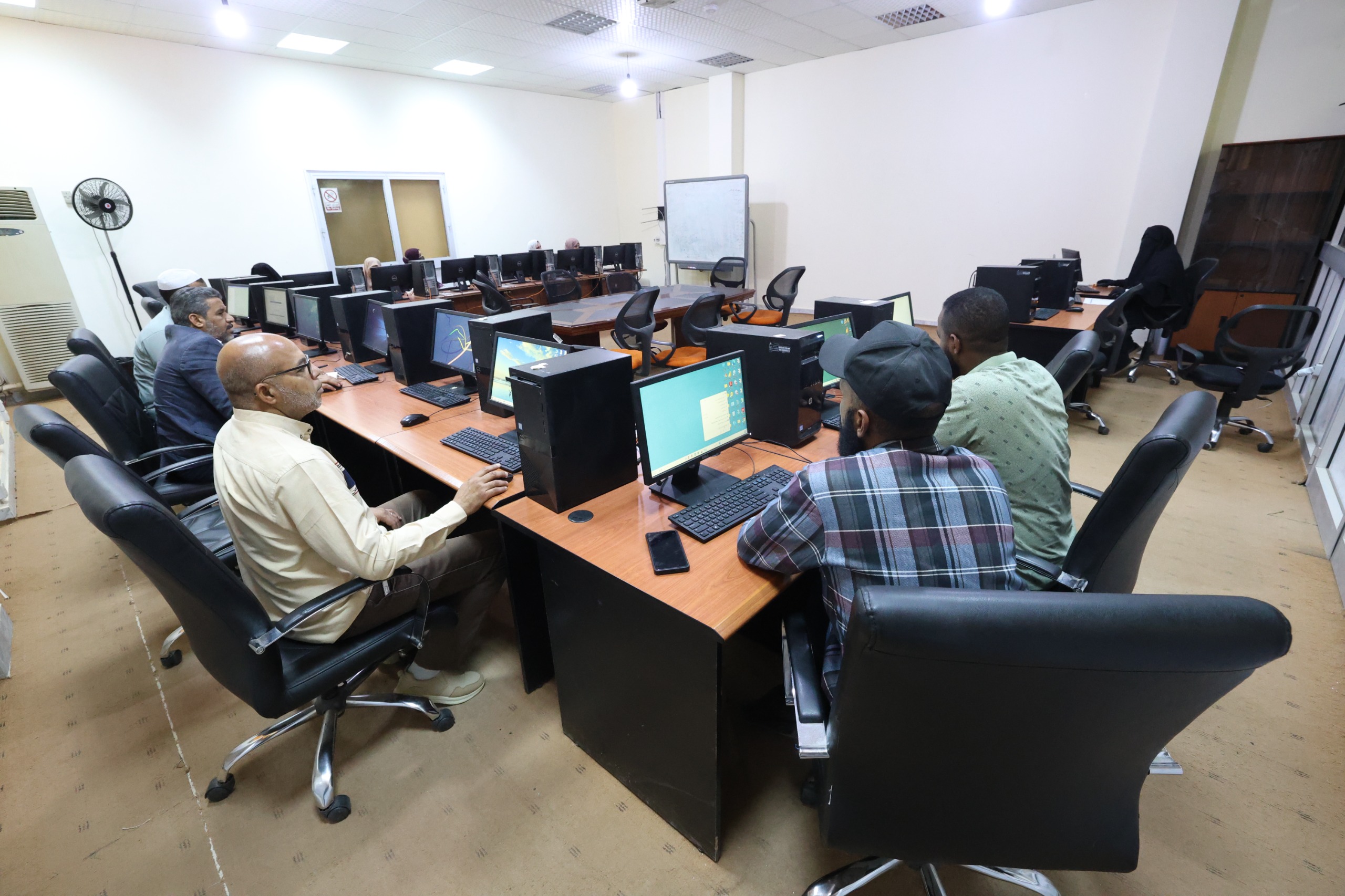 تنفيذ دورة "مهارات استخدام الحاسوب والإنترنت" لموظفين الجامعة