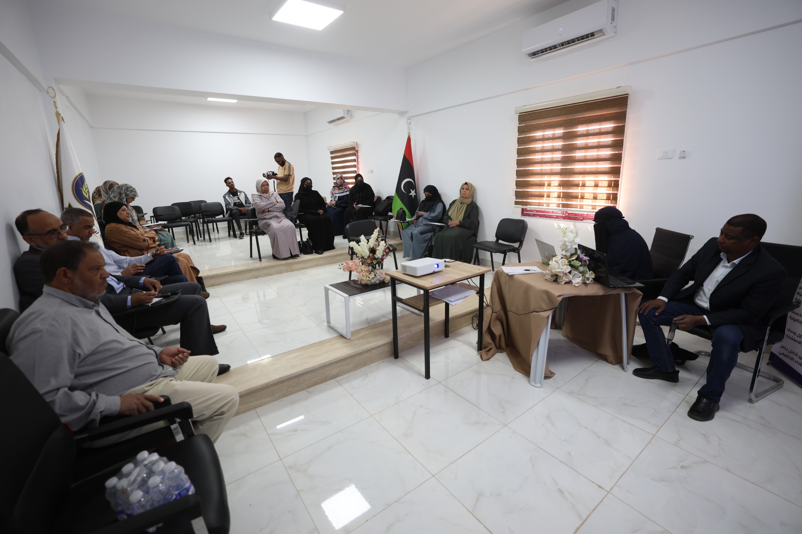  قـسم التـاريخ بكلـية الآداب يَنـظم نـدوة علـمية بشـأن دور التـاريخ فـي تعـزيز الهـوية الوطنـية