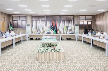 اجتـماع موسـع لمـركز البحـوث والاستشـارات والدراسـات العلمـية بالجــامعة .