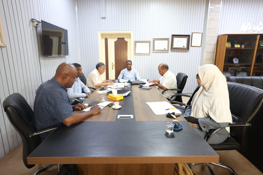 لجـنة إدارة مركـز خدمـة وتنمـية المجتـمع والبيـئة تعـقد اجتماعـها الدوري للعــام (2026م).