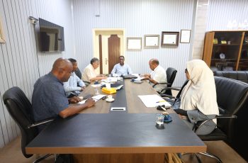 لجـنة إدارة مركـز خدمـة وتنمـية المجتـمع والبيـئة تعـقد اجتماعـها الدوري للعــام (2026م).