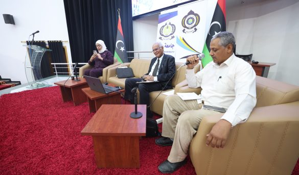 مـركز اللـغات ينـظم معرضًـا فنـيًا يجـسد التفـاعل بـين الرسم التجـريدي وجماليات الخـط العـربي .