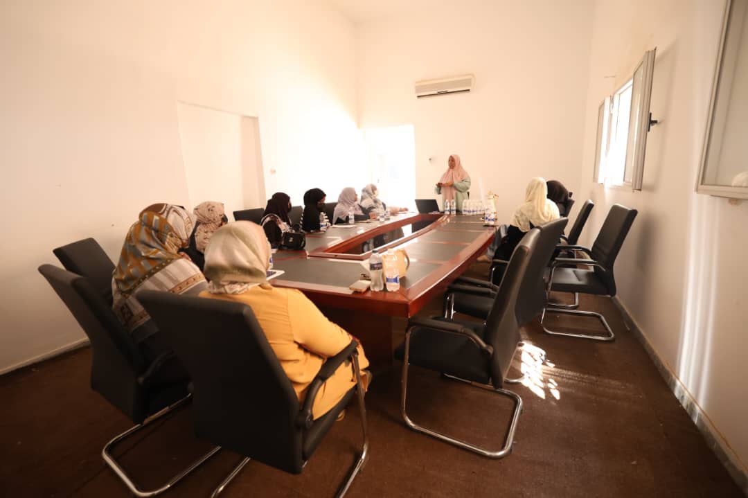 مركـز التـدريب والتطـوير بالجامعـة نفـذ ورشـة تدريبـية بعـنوان : الراحـة والإنجـاز فـي بيــئة العمـل