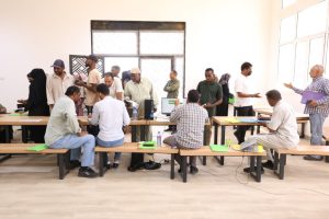 إدارة المسجل العام تستقبل ملفات الطلبة الجدد لاستكمال إجراءات التسجيل في المركب الجامعي.